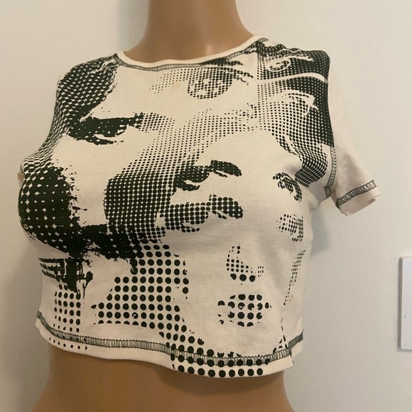 Divided graphic crop top - Picture 2 of 4